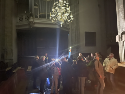 903640 Afbeelding van de bezoekers van de Domkerk (Domplein) te Utrecht, tijdens de zaklamprondleiding .